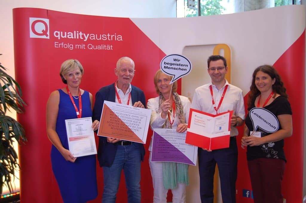 Winners-Conference_Staatspreis-Unternehmensqualität_2018_Fotowand_ (52)