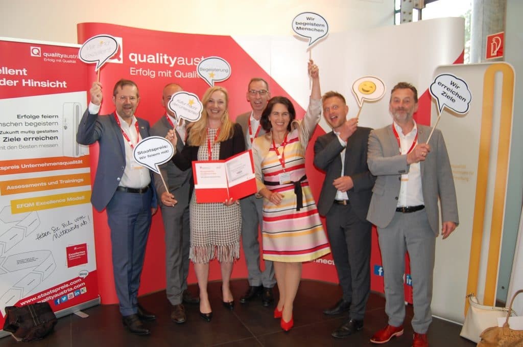 Winners-Conference_Staatspreis-Unternehmensqualität_2019_Fotowand_ (41)
