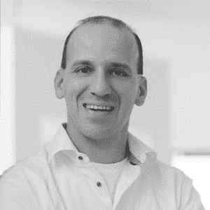 Quadratisches Portraitfoto von Andreas Felber, schwarz-weiß
