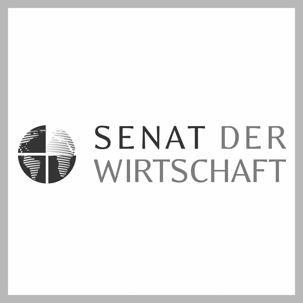 Logo vom Senat der Wirtschaft in schwarz/weiß vor dem Schriftzug ist eine Weltkugel abgebildet, durch die sich ein Pluszeichen zieht