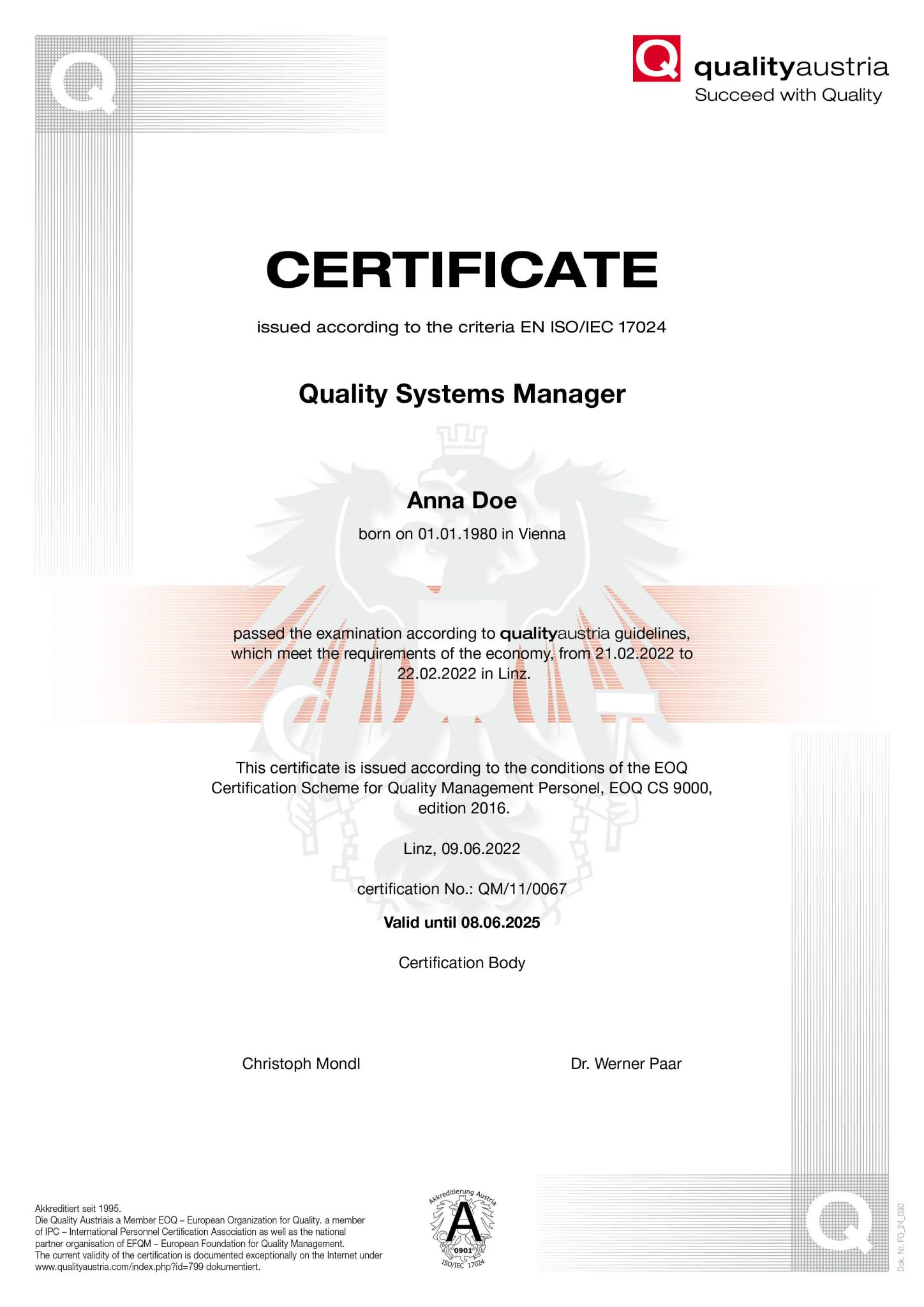 Man sieht ein qualityaustria Zertifikat, das eine Person zum*zur Quality Systems Manager zertifiziert. Das Zertifikat ist in englischer Sprache verfasst.