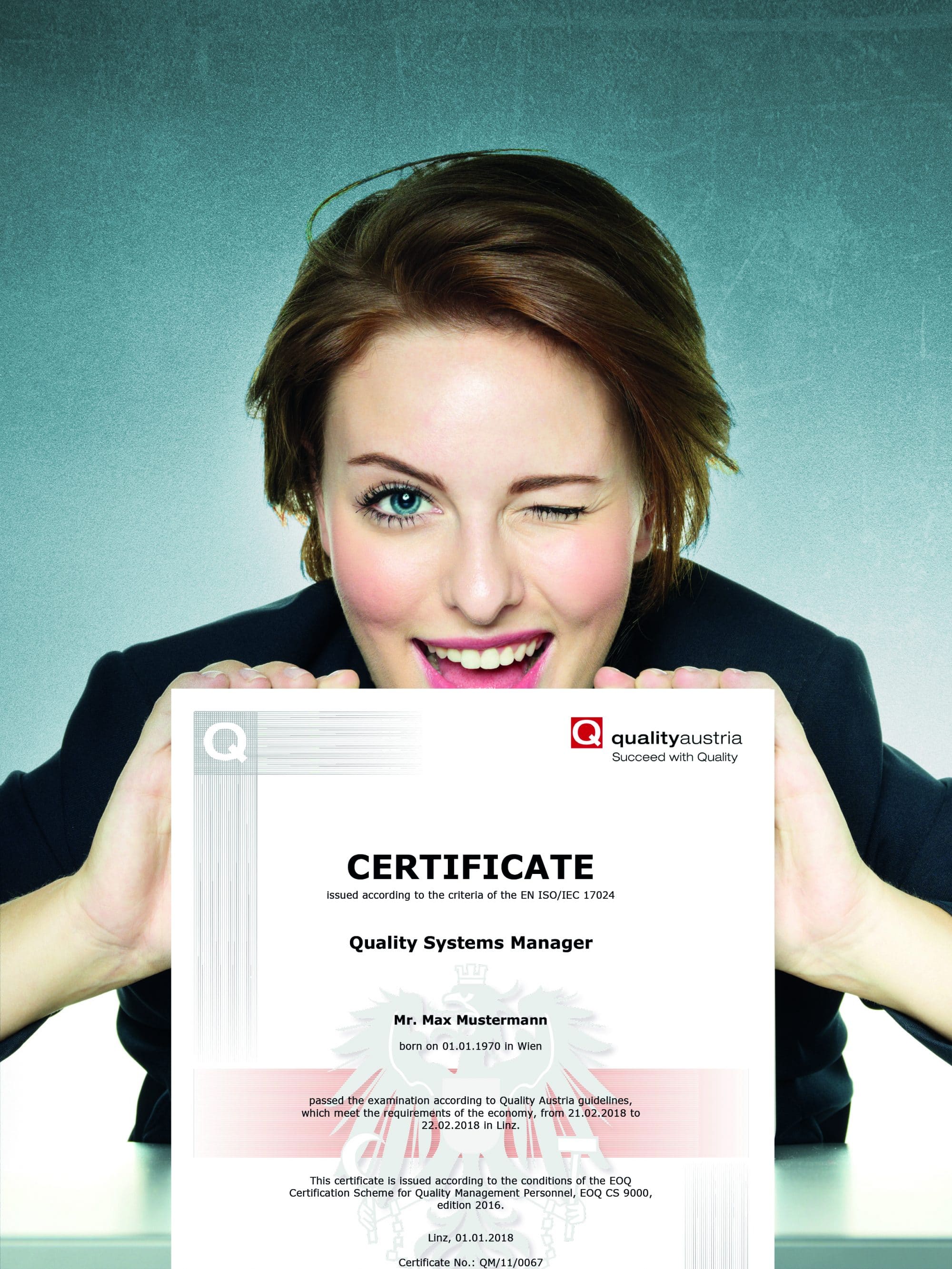 Frau präsentiert "Quality Systems Manager" Zertifikat.
